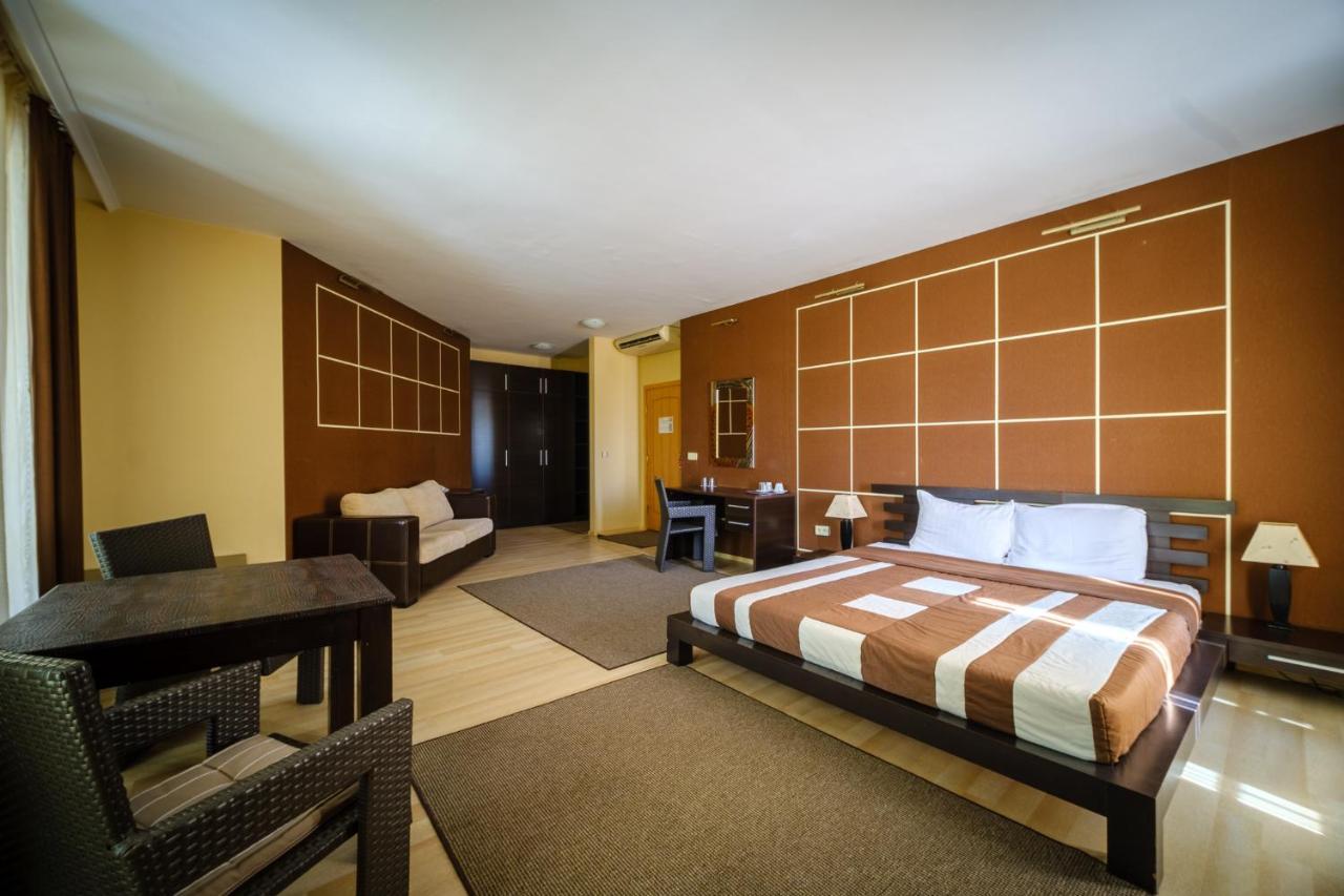 Family Hotel Classic Varna ภายนอก รูปภาพ